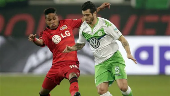 Jugadores del Leverkusen y Wolfsburgo pelean por el balón