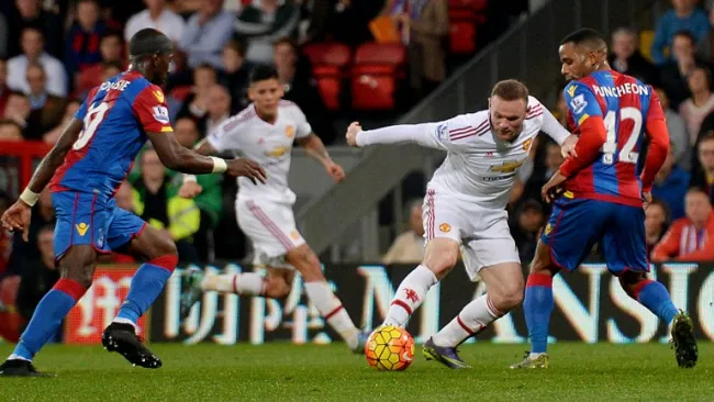 Wayne Rooney intentando evadir jugadores rivales