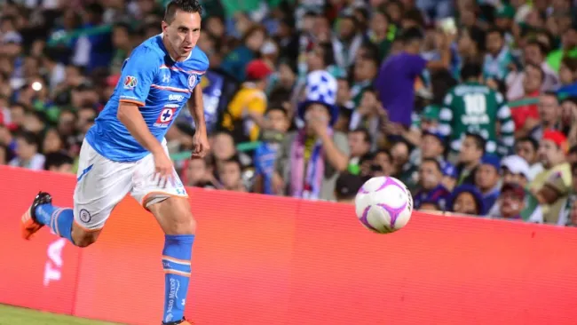 Christian Giménez en un partido con Cruz Azul 