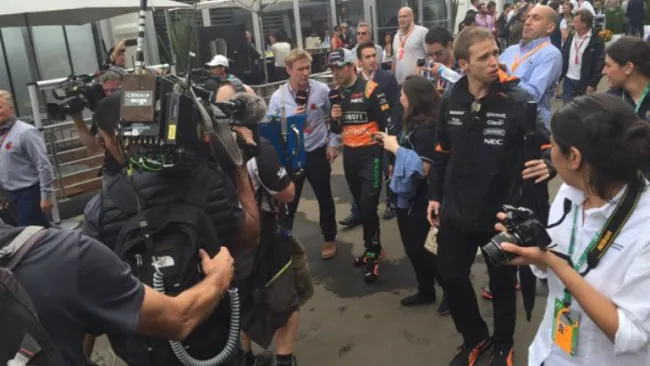 Checo atiende a los medios de comunicación