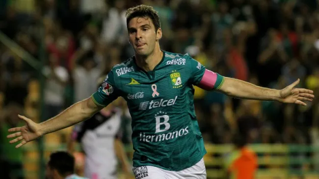 Mauro Boselli festeja un gol de León