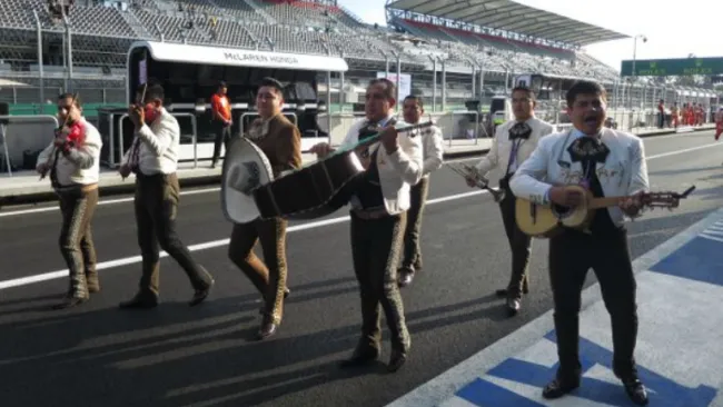 El mariachi presente en el desfile de los pilotos