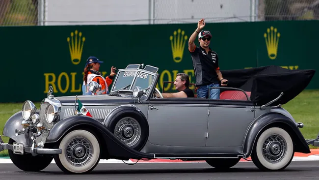 Sergio Pérez saluda a la afición en el Autódromo Hermanos Rodríguez