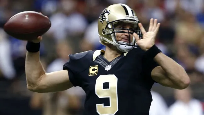 Drew Brees a punto de mandar un pase