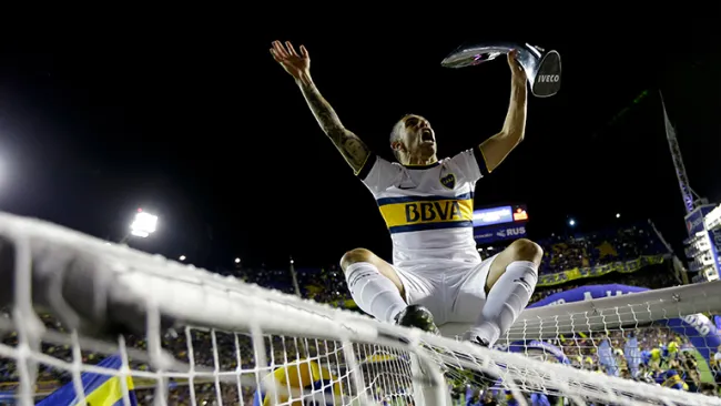 Tévez festeja sobre el arco de La Bombonera