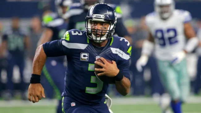 Russell Wilson corre con el ovoide durante el partido