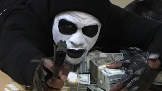 'Money', caracterizado como Anthony Curtis