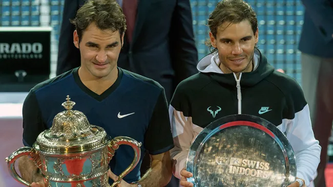 Roger Federer, sosteniendo su trofeo junto a Nadal