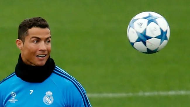 Cristiano Ronaldo recibe un balón
