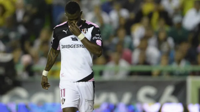 Franco Arizala se lamenta tras una falla contra León 