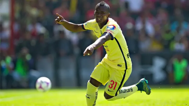 Darwin durante el partido entre Águilas y Diablos