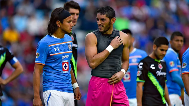 Corona se duele de su brazo ante la mirada de Flores