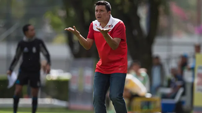 Castillo da instrucciones en el banquillo rojinegro