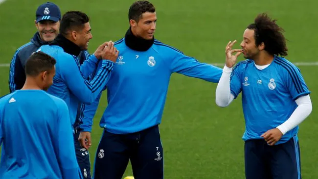 Cristiano bromea con Marcelo en un entrenamiento