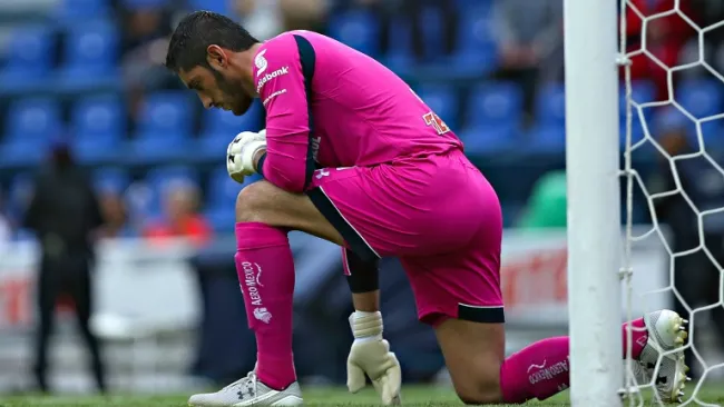 Corona se arrodilla en el césped del Estadio Azul