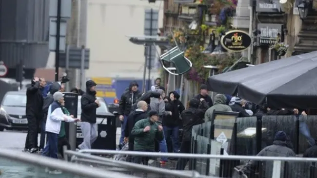 Sillas vuelan durante un conflicto en Manchester