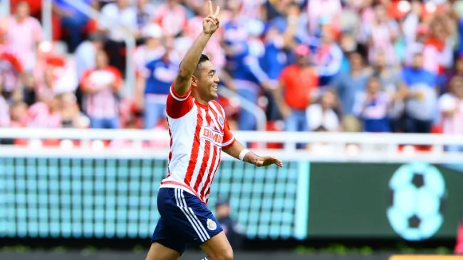 Fabián festeja un gol con Chivas