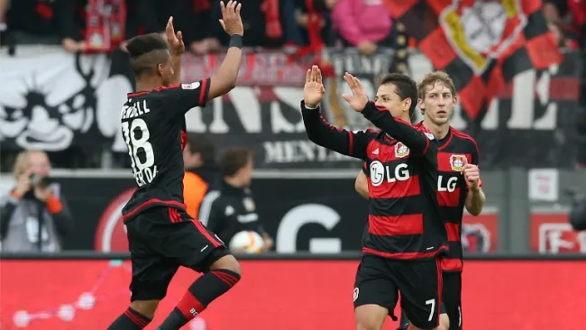 Chicharito celebra un gol con sus compañeros