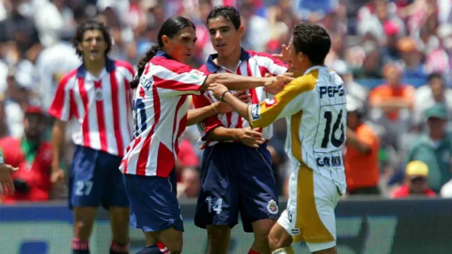Palencia y Bravo dialogan durante la Final del Apertura 2004