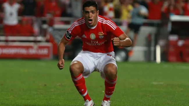 Jiménez celebra un gol con Benfica