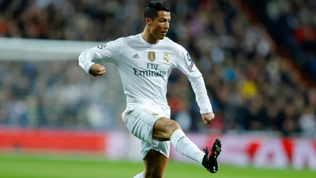 CR7 conduce el esférico contra el PSG