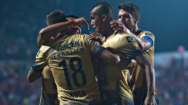 Delanteros universitarios se abrazan tras un gol