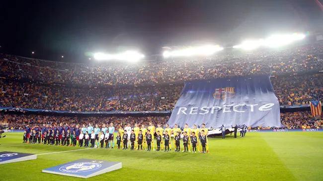 Afición del Barcelona despliega manta con la leyenda 'Respecte'