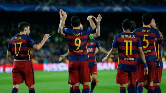 Luis Suárez festeja gol con sus compañeros