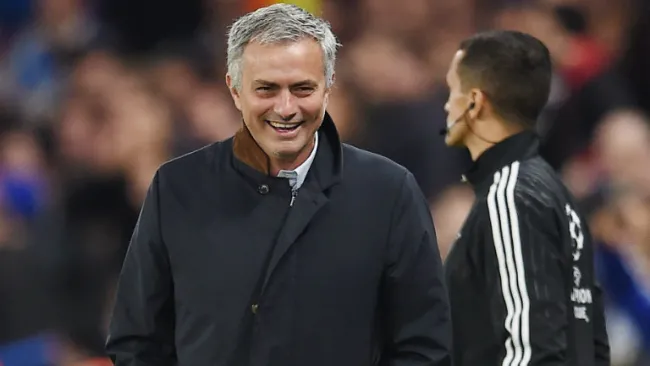 Mourinho sonríe en juego de Champions contra el Dinamo Kiev