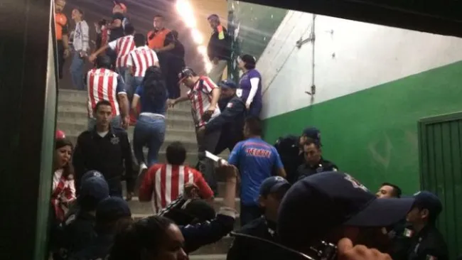 Aficionados de Chivas entrando al Estadio León