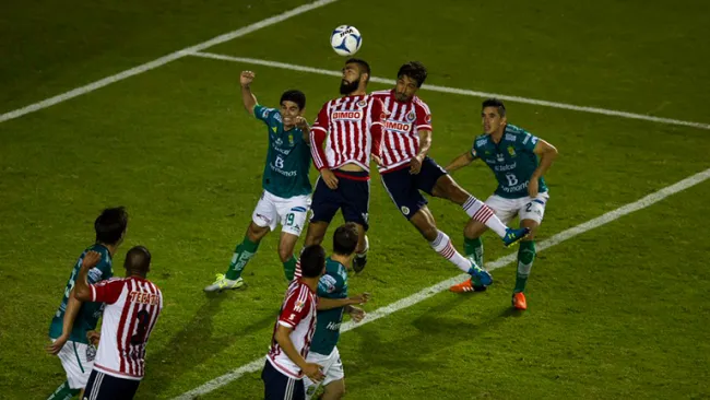 Momento en que Alanís remata para adelantar a las Chivas