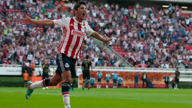 Ángel Reyna en un partido con Chivas