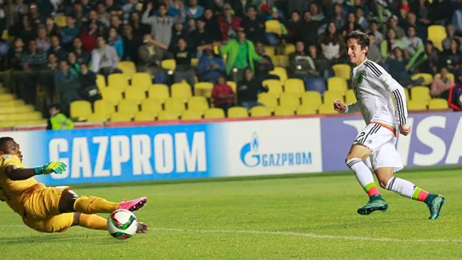 Momento en que Cortés define su gol