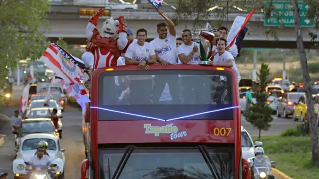 Jugadores de Chivas festejan título de Copa MX