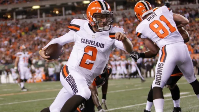 Manziel corre durante el duelo contra Cincinnati