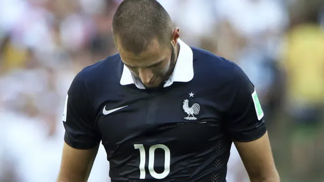 Benzema, cabizbajo durante un partido con Francia