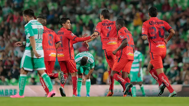 Monarcas festeja gol contra Santos