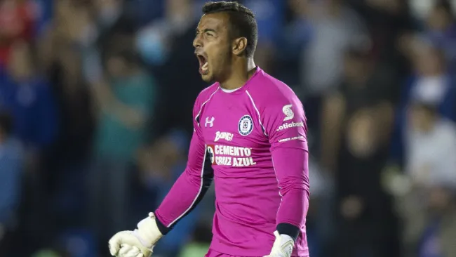 Guillermo Allison festeja un gol de Cruz Azul