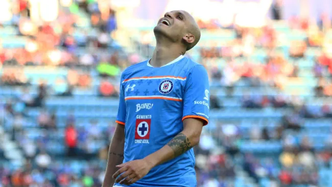 Fabio Santos se lamenta tras una falla 