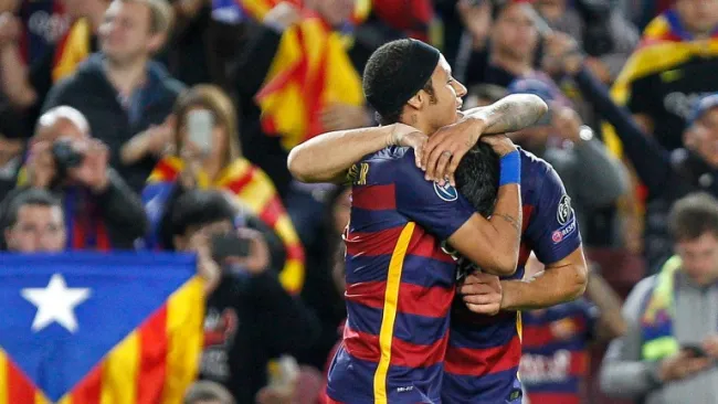 Neymar festeja junto a Luis Suárez