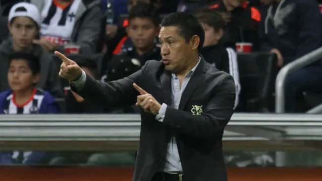Ignacio Ambriz durante el partido contra Monterrey