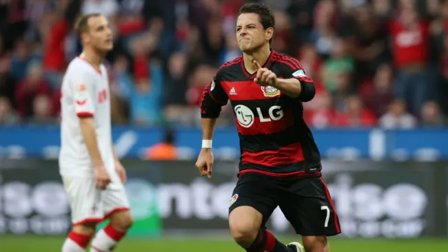 Chicharito festeja tras anotar con Bayer Leverkusen