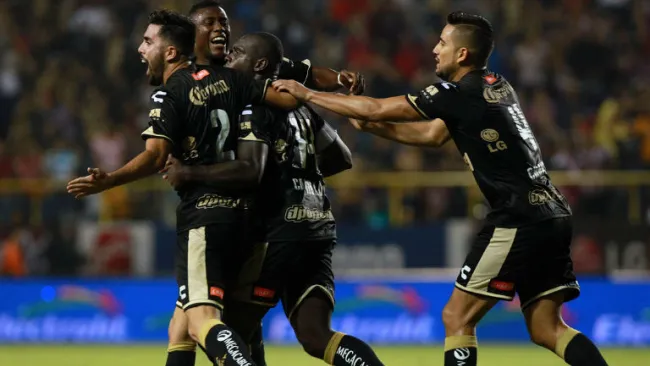 Jugadores de Dorados en festejo de un gol