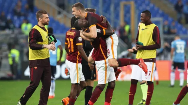 Jugadores de la Roma celebran el triunfo sobre la Lazio