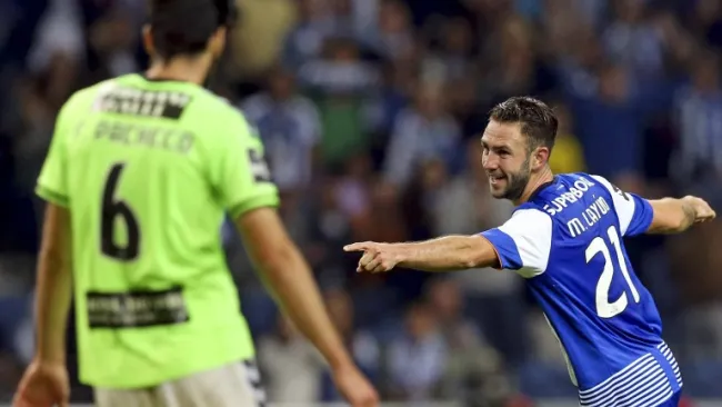Miguel Layún celebrando su anotación contra Vitória Setubal