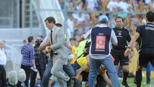 Momento en que la seguridad detiene al intruso