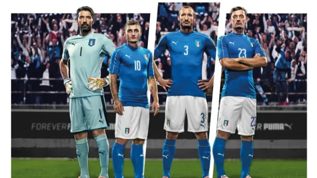 Los jugadores de Italia modelan el nuevo uniforme
