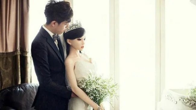 Hombre abraza a su esposa de plástico