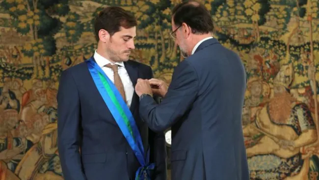 Rajoy coloca la distinción a Casillas