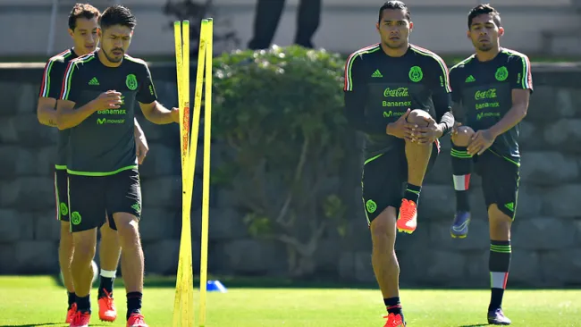 Jugadores del Tri en práctica en el CAR